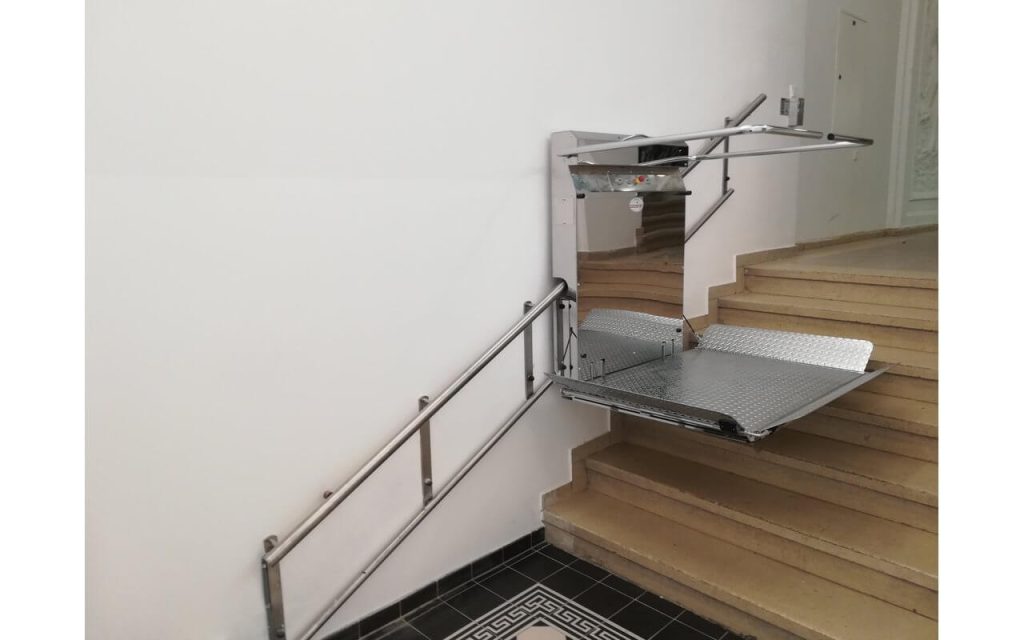 Plattformlift an geraden Treppen